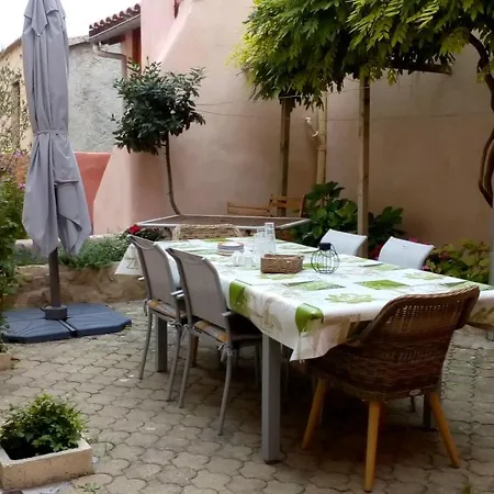 Panzió Bnbinb La Cour Enchantee Brugairolles